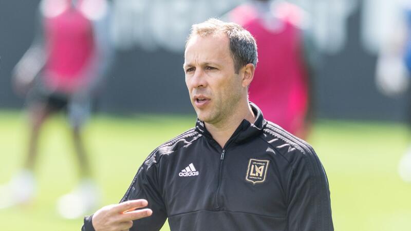 Steven Cherundolo steht auf dem Trainingsplatz des Los Angeles Football Club und gestikuliert.