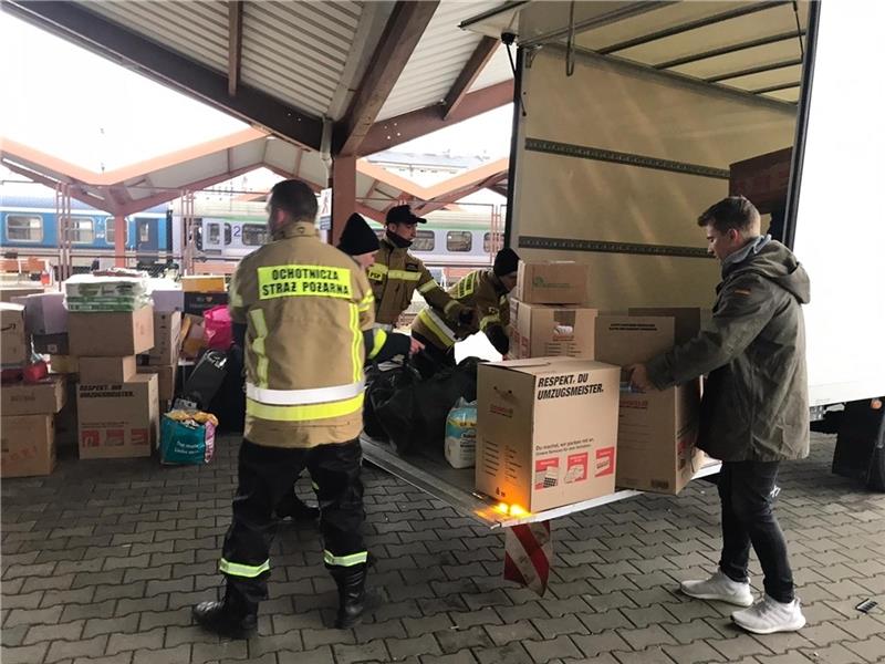 Spenden, Wohnraum, Transporte: Wo Hilfe für die Ukraine jetzt sinnvoll ist Steven Hermeling (rechts) und polnische Helfer laden am Grenzbahnhof Przemysl Hilfsgüter aus Stade direkt am Gleis zur Verteilung ab. Foto: Hermeling