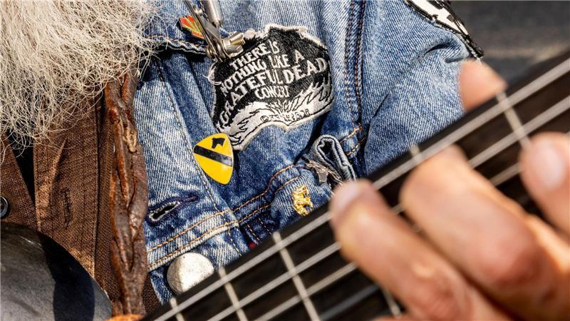 Steven Lewis, der in der dritten Generation in der Bay Area lebt, spielt während einer öffentlichen Gedenkfeier für den Mitbegründer von Grateful Dead, Bob Weir, auf dem Civic Center Plaza in San Francisco eine Gitarre.
