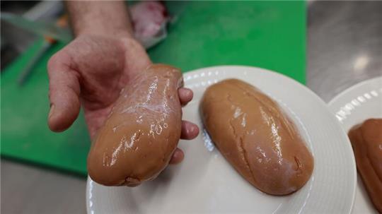 Stierhoden liegen in einer Schale im Restaurant des Brockenbauers in Tanne.