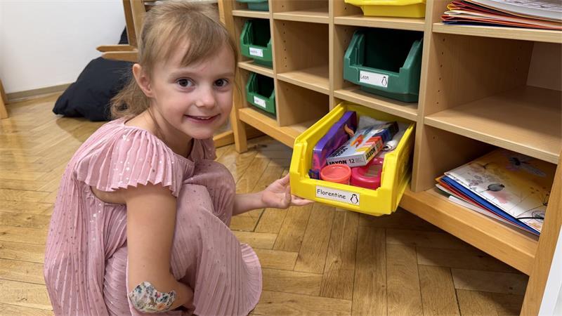 Einschulung in Wiegersen: Florentines großer Tag mit ganz viel Glitzer Stifte, Knete, Bücher - zwei Tage vor der Einschulung räumt Florentine ihr Fach im Klassenraum ein.