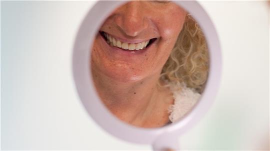 Stiftung Warentest hat 13 Bleaching-Mittel getestet. Fast die Hälfte der Produkte schneidet mit der Note „gut“ ab.