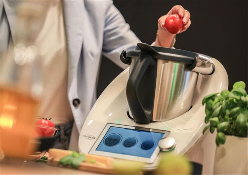 Küchenmaschinen im Test: So gut sind Thermomix und Co. wirklich Stiftung Warentest hat sieben Küchenmaschinen, die auch ganze Gerichte zubereiten können, ausprobiert - darunter auch den Klassiker Thermomix.