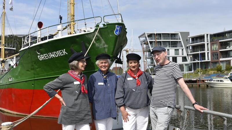 Stilecht gekleidet, im maritimen Look: die Gästeführerinnen der Fischbrötchen-Tour.