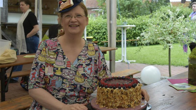 Das große Backen in Borstel: Eine Bienentorte ist die Siegerin Stilecht im Tortenoutfit: Britta Thuns aus Hamburg macht den fünften Platz.