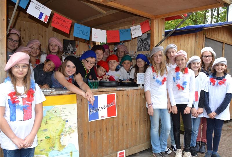 Stilecht mit Baskenmütze bietet die Klasse 6e beim Schulfest französische Spezialitäten an. Foto Helfferich