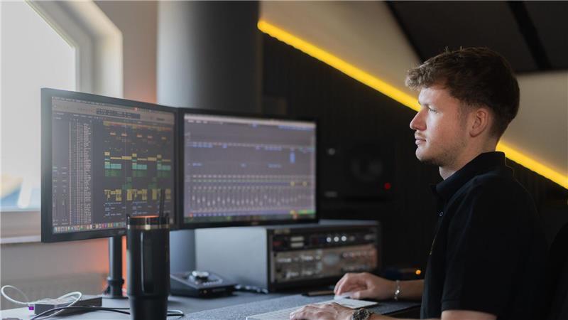 Still am Schreibtisch statt laut auf der Bühne: Julian Sommer bei der Arbeit.