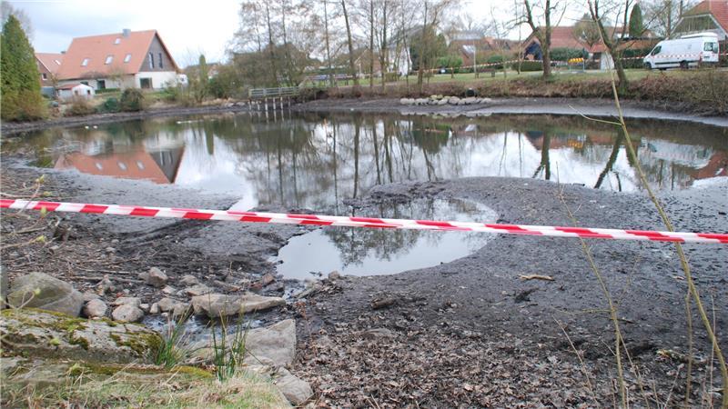 Still ruht der Dorfteich nach dem Giftalarm: Das verunreinigte Wasser wurde abgepumpt und der Bereich großräumig abgesperrt.