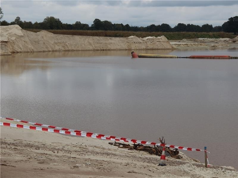 Still ruht der See: Wo der große Saugbagger lag, ragt nur noch ein orangefarbenes Teil aus dem Wasser.