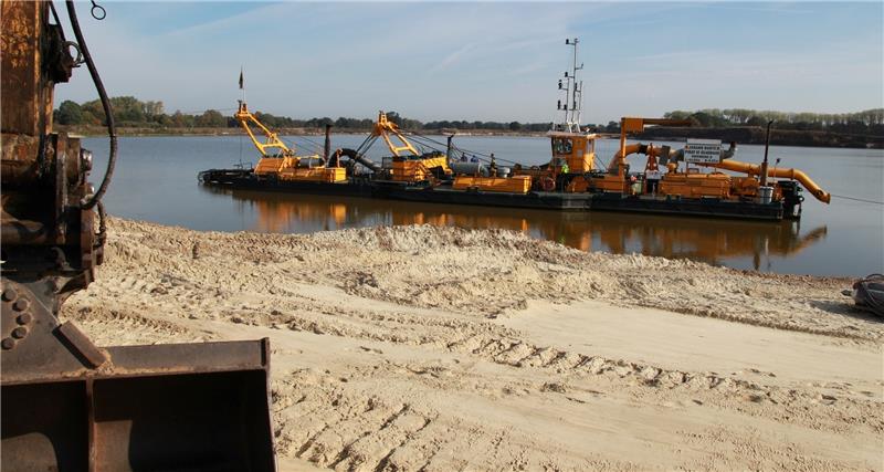 Still ruht der See in Ovelgönne : Das Sandvorkommen ist ausgeschöpft, aber Schwimmbagger „Pirat 6“ kann erst herausgeholt werden, wenn die notwendigen Fahrzeuge und Geräte zur Verfügung stehen. Danach wird das Gebiet renaturiert: Es wird ei