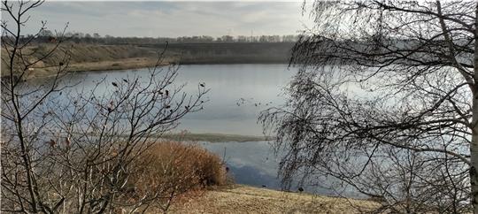 Still ruht der ehemalige Baggersee. Im Gemeinderat wurde teils heftig über ein Gewerbegebiet am südlichen Rand diskutiert. Foto: Lohmann