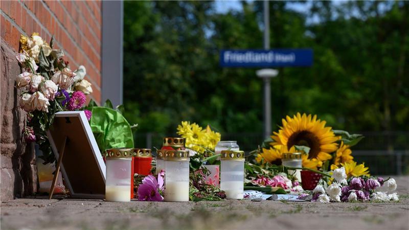 AfD fordert Untersuchungsausschuss im Fall Liana Stilles Gedenken am Bahnhof Friedland in Südniedersachsen: Kerzen und Blumen erinnern an Liana. (Archivbild)