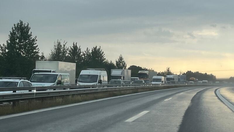 Stillstand auf der A26: Wer schon auf der Autobahn war, musste warten.