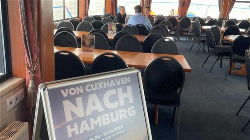 Neues Projekt: Mit der schnittigen Fantasia zu den Landungsbrücken Stilvolles Interieur mit Holz und Messing erwartet die Passagiere.