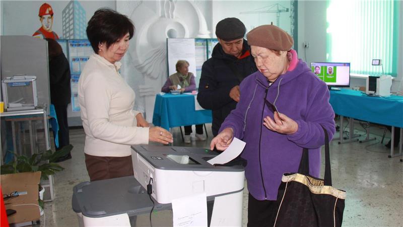 Stimmabgabe an einer elektronischen Urne.