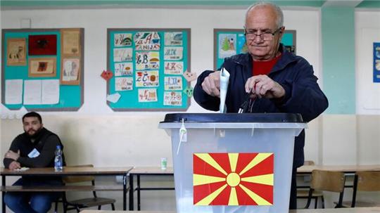 Stimmabgabe in einem Wahllokal in der Hauptstadt Skopje.