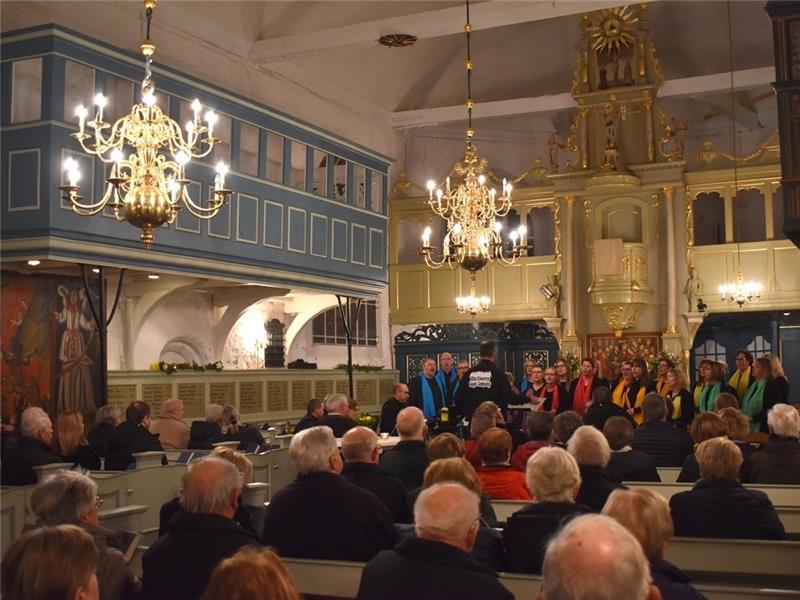 Stimmgewaltig: Die Old Country Gospel Company begleitete den Neujahrsempfang der Oberen Lühe in St. Bartholomäus in Mittelnkirchen. Fotos: Vasel