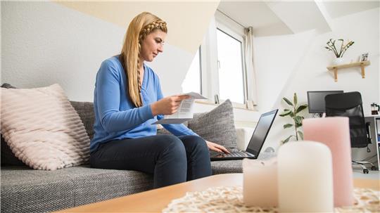 Stimmt alles? Werden Abschlagszahlungen mit der Jahresabrechnung angepasst, sollten Verbraucherinnen und Verbraucher genau hinschauen.