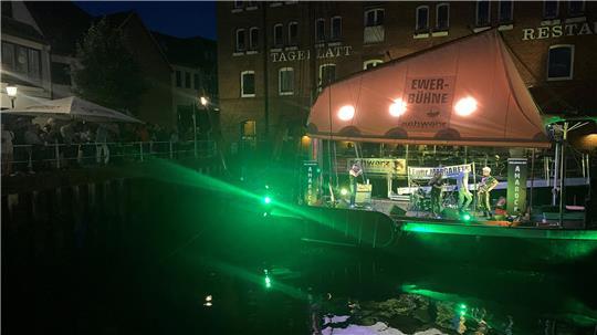 Stimmungsvolle Kulisse zum Feiern: In der schwimmenden Ewer-Bühne steckt enormer Aufwand.