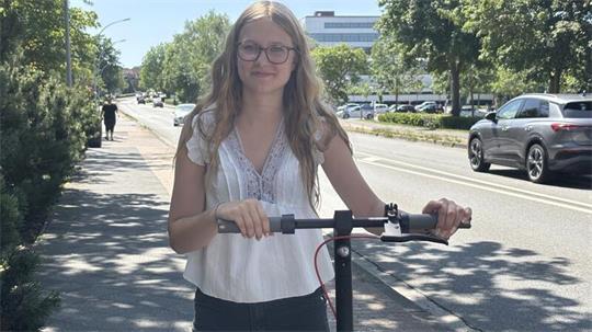 Stina Wist fährt seit zwei Jahren regelmäßig mit dem E-Scooter.