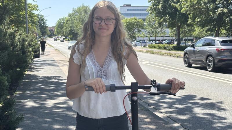 Stina Wist fährt seit zwei Jahren regelmäßig mit dem E-Scooter.