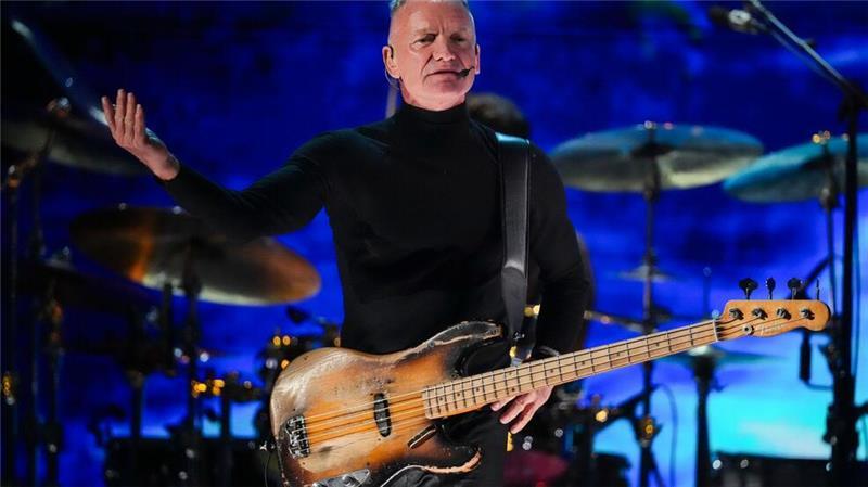 Sting tritt unter anderem mit dem Hit „Message in a Bottle“ auf. 
