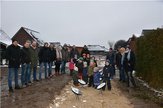 Stippvisite bei Schmuddelwetter: Eltern und Kinder vom Rotdornweg hoffen auf weitere Spenden, um den Spielplatz aufzuhübschen. Foto: Felsch