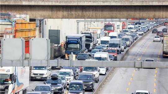 Stockender und sich teils stauender Verkehr auf der Autobahn 7 in Richtung Süden vor dem Elbtunnel.