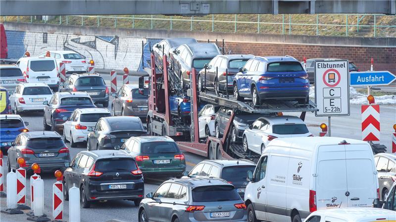 Stockender und sich teils stauender Verkehr ist auf der Autobahn A7 in Richtung Süden vor dem Elbtunnel zu sehen. (Archivbild)