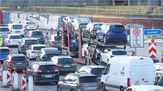 Stockender und sich teils stauender Verkehr ist auf der Autobahn A7 in Richtung Süden vor dem Elbtunnel zu sehen. (Archivbild)