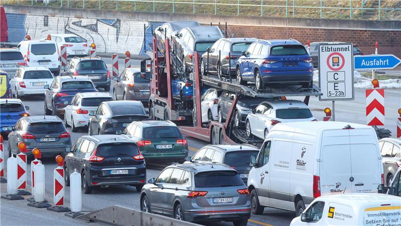 Stockender und sich teils stauender Verkehr ist auf der Autobahn A7 in Richtung Süden vor dem Elbtunnel zu sehen