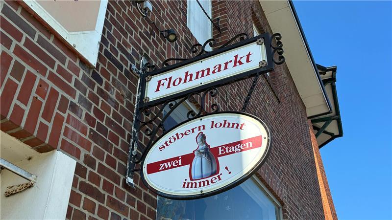 Stöbern lohnt sich immer: Noch hängt das Flohmarkt-Schild an der Jorker Mühle in Jorkerfelde.