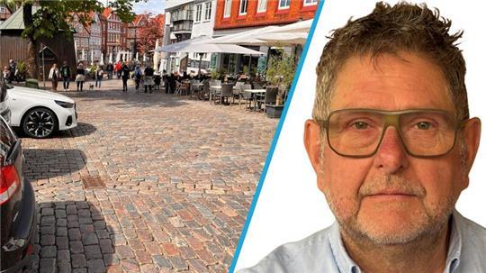 Stören das historische Stadtbild: Autos, die zwischen Alter Stadtwaage und Holzkran abgestellt werden.