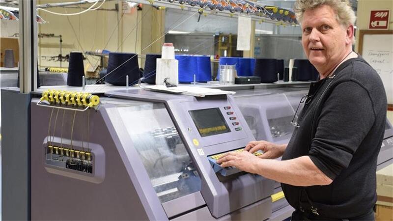 Stoffe, die in der ersten Produktion nicht verwendet werden, verwandeln Mitarbeiter in Unikate.