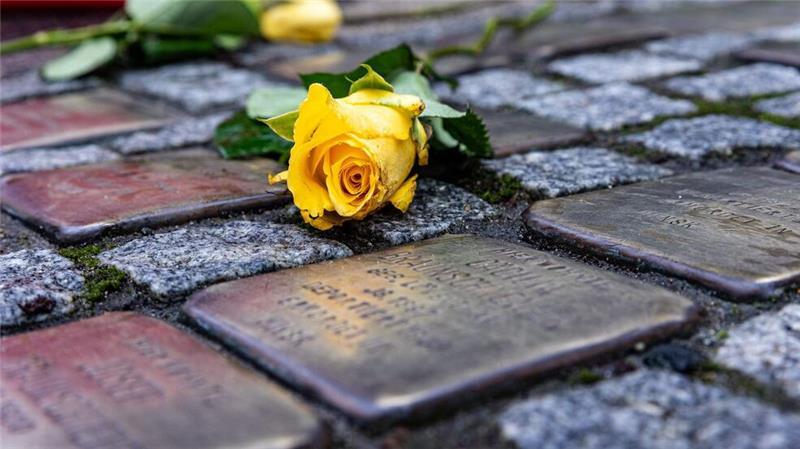 Stolpersteine erinnern an Opfer der Nationalsozialisten (Archivbild)