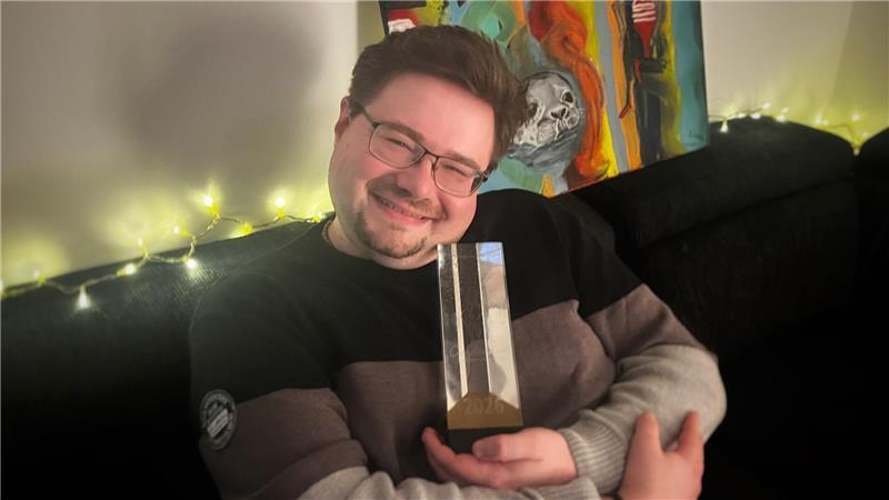 Stolz: Amadeus Schwone mit der Goldmarie, dem queeren Preis für Fleiß.