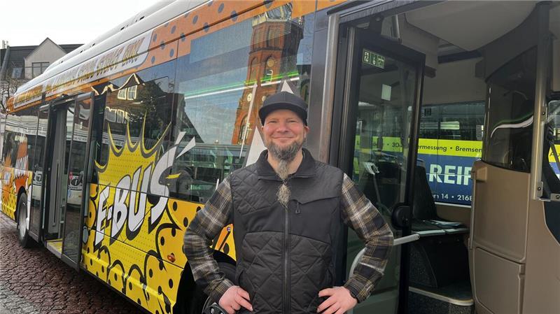 Bitte einsteigen: Drei neue Elektrobusse fahren durch den Kreis Stade Stolz: Kfz-Meister Stephan Mauth von der KVG nach der ersten offiziellen Fahrt mit dem neuen Elektrobus.