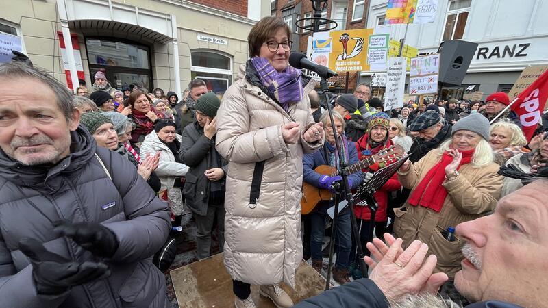 Für Freiheit und Menschenwürde: Organisator von Demo-Ausmaß beeindruckt - CDU doch dabei Stolz auf Buxtehude: Bürgermeisterin Katja Oldenburg-Schmidt war „geflasht" von der Vielzahl der Teilnehmer.