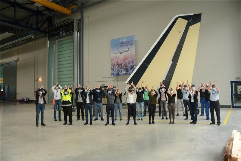 Stolz auf den Meilenstein: Das erste Seitenleitwerk für den neuen Airbus A321XLR ist fertig. Aus allen beteiligten Abteilungen erschienen gestern Beschäftigte zum Fototermin im Stader Werk. Das neue Flugzeug ist mit hohen Erwartungen behaft