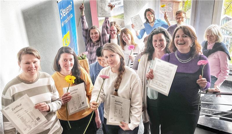 Ukrainerinnen in Stade: Vom Krieg und der Kraft für den Neuanfang Stolz auf die bestandene Deutsch-Zertifikatsprüfung: Ukrainische Frauen vom Xenia-Treff in Stade mit Dozentinnen und der Stader Gleichstellungsbeauftragten Jacqueline Jugl.