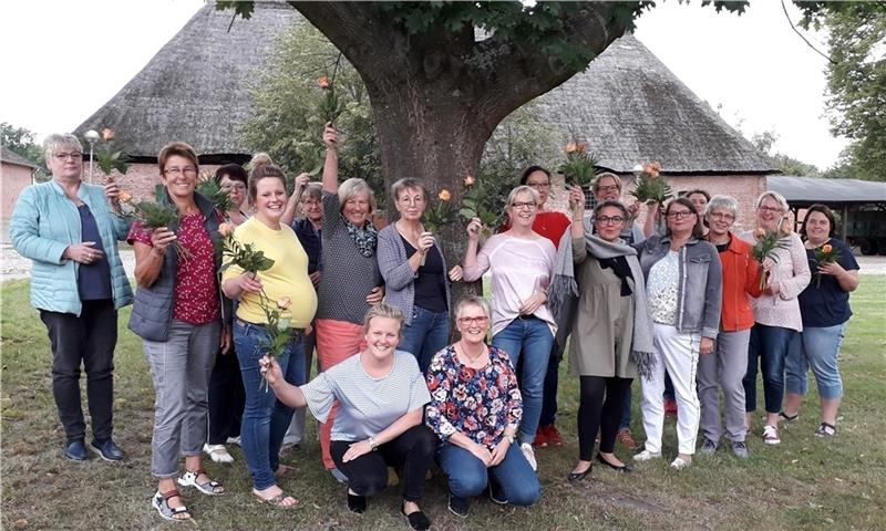 Stolz auf ihr jüngst erworbenes Wissen: Diese Landfrauen können nun zu zweit Aktionstage in Grundschulen zum Thema Milch anbieten. Foto: LWK