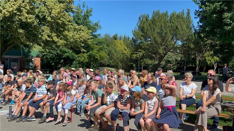 Stolz auf ihre Leistung: die Kinder und Eltern der Grundschule Balje.