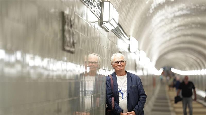 Ratten, Fische, Robben - Vom Fliesenkünstler des Hamburger Elbtunnels Stolz auf seine Arbeit. 25 Jahre lang hat Kuretzky die alten Reliefs wieder schick gemacht.