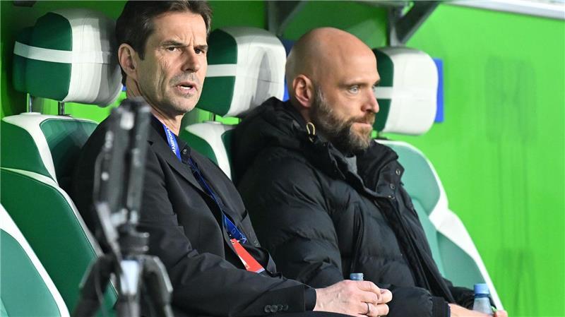 Stolz auf seine Spielerinnen: VfL Wolfsburgs Trainer Stephan Lerch (r). (Archivbild)