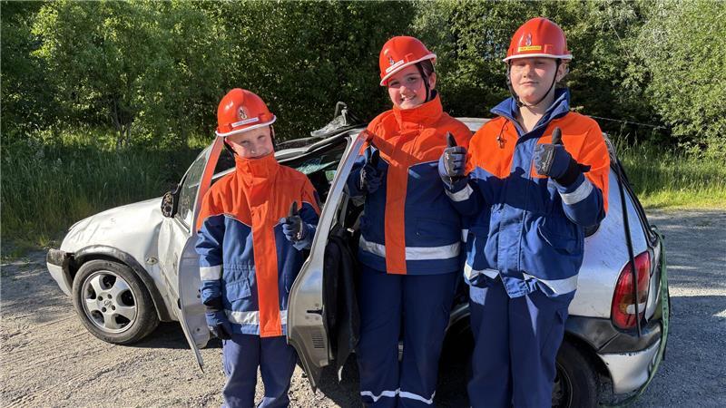 Feuer im CFK Nord: So plant Stades Ortsbrandmeister das Horrorszenario Stolz, dabei zu sein: Marlon (von links), Jane und Nele von der Jugendfeuerwehr. Die drei spielten bei der Übung die Opfer eines Verkehrsunfalls.