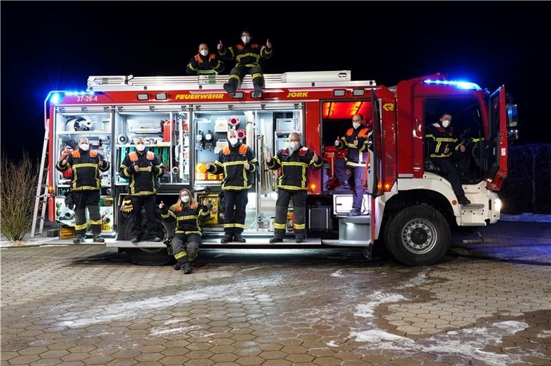 Stolz haben Feuerwehrleute der Ortsfeuerwehr Jork ihr neues Tanklöschfahrzeug (TLF 4000) in Empfang genommen. Fotos: Imke Lohmann/Feuerwehr