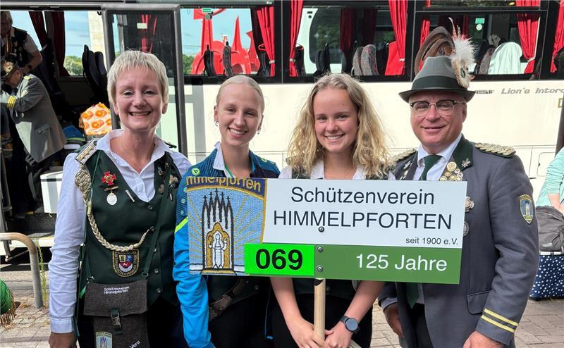 Stolz mit dabei zu sein, waren die Schützen aus Himmelpforten und besonders Präsident Lars Zimmermann (rechts):