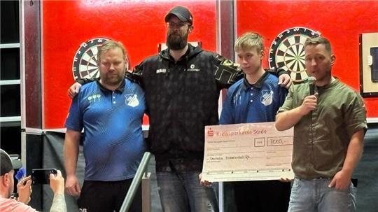 Stolz nach einem erfolgreichen Tag (von links): Dirk Beckmann (TSV Großenwörden), Malte Würger, Keke Beckemann vom TSV und Felix Fitze vom Großenwördener Hof.