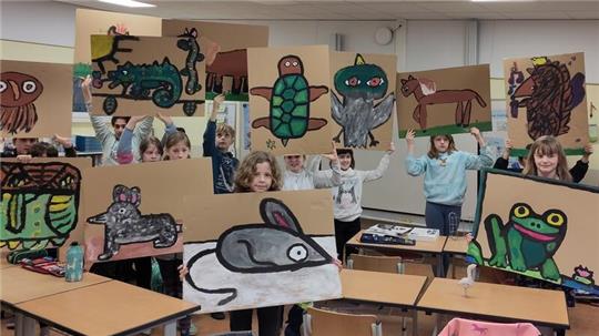 Stolz präsentieren Kinder der Klasse 4c der Grundschule Harburger Straße ihre Lieblingstiere - gemalt im Stil von Piatti.