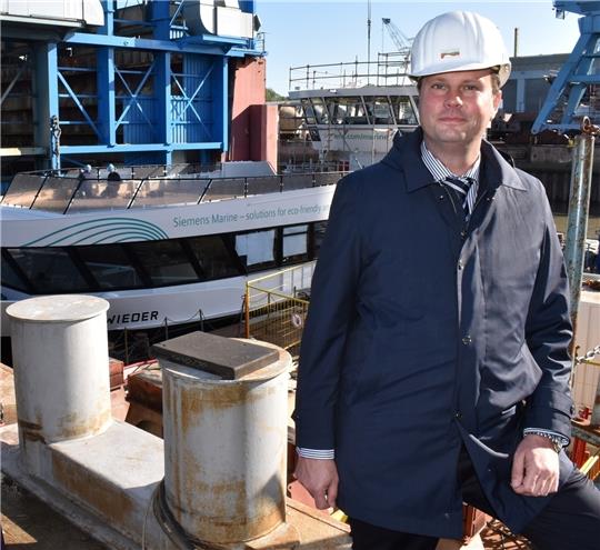 Stolz präsentieren der neue HADAG-Vorstand Dr. Tobias Haack (44) und Werft-Chefin Natallia Dean auf der Pella Sietas-Werft in Neuenfelde die neue Fähre „Kehrwieder“. Der Neubau ist nahezu baugleich mit der im Mai 2017 in Dienst gestellten „